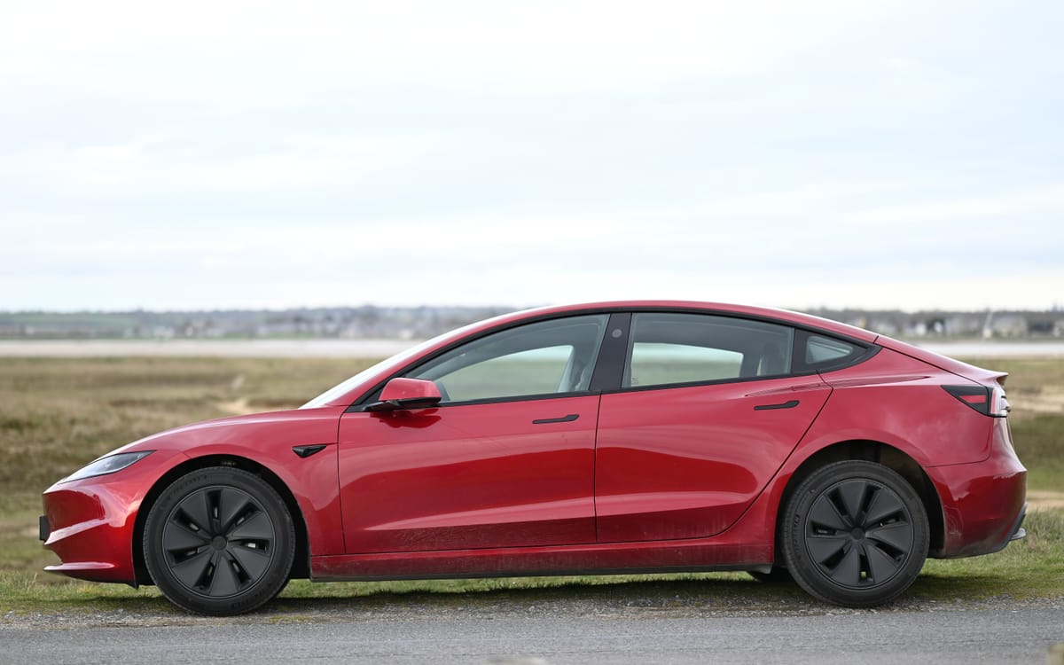 Rotes Tesla Model 3 mit Hinterradantrieb als Facelift-Modell